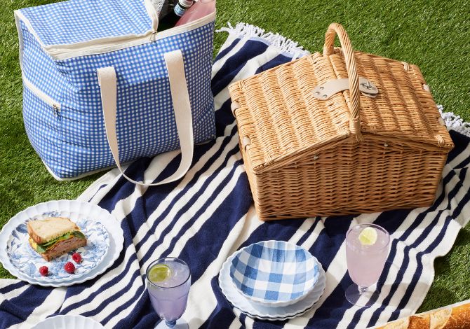 The Ultimate Guide To Picnicking This Summer + 5 Must-Haves To Bring To Your Next Picnic