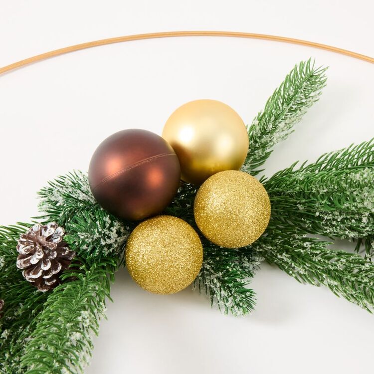 Scarfe Soren Christmas Festive 61cm Wreath Green | Harris Scarfe